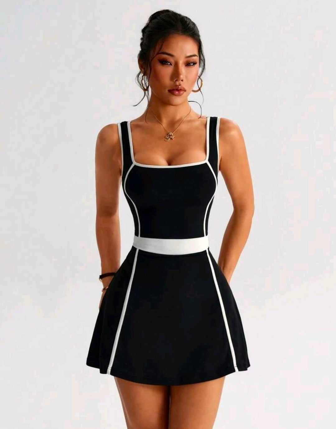SS179 Enterizo vestido negro con línea gruesa diagonal y tirantes blancos
