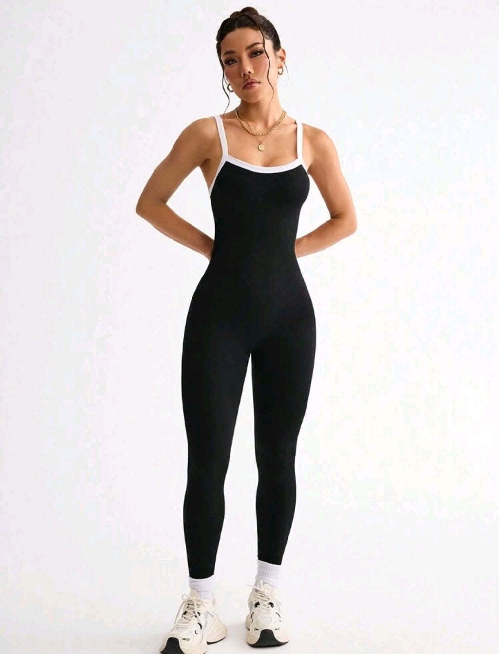 SS124 Enterizo negro con línea blancas
