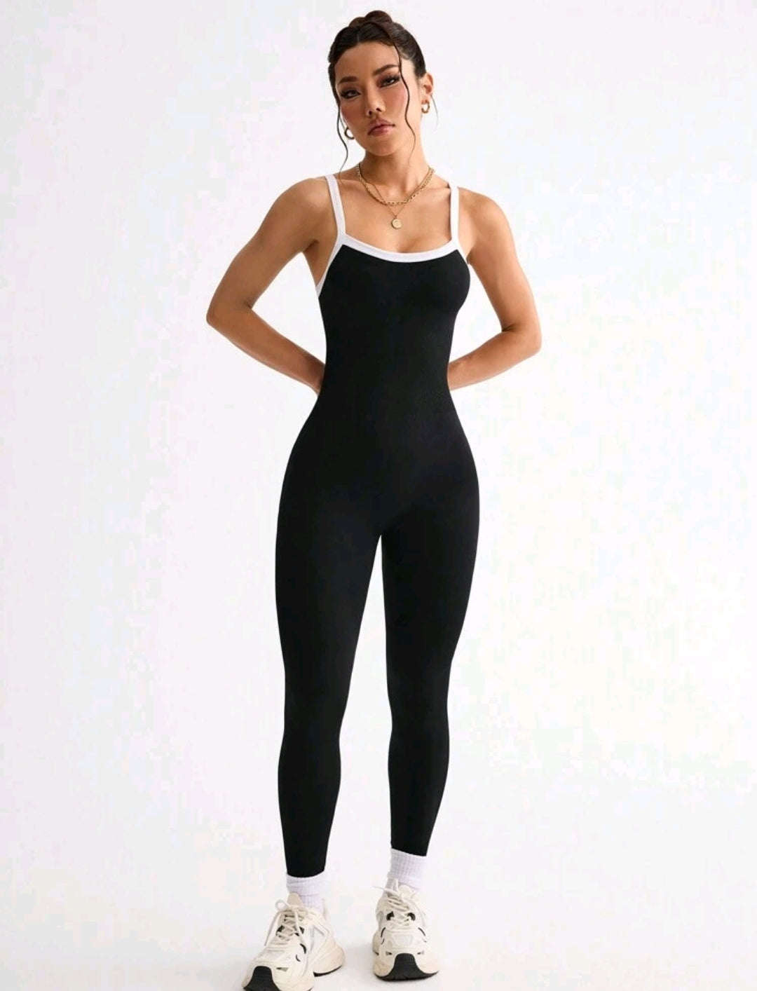 SS124 Enterizo negro con línea blancas