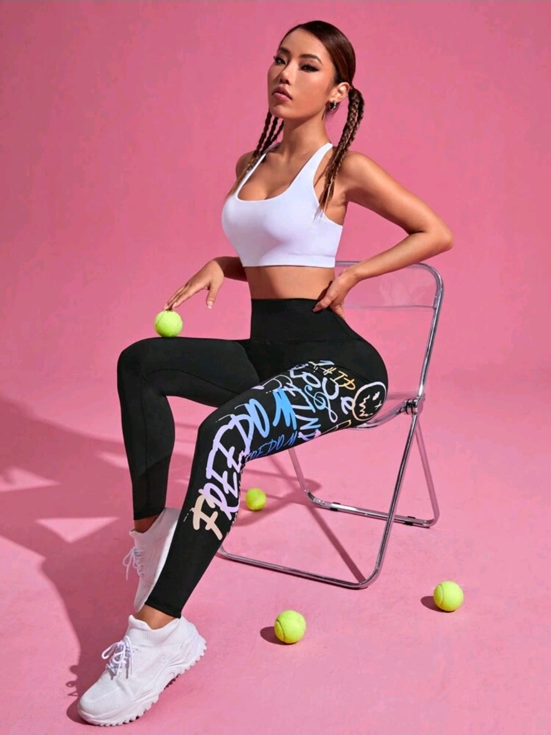 L148 Legging negro con grafitti multicolor en lado izquierdo