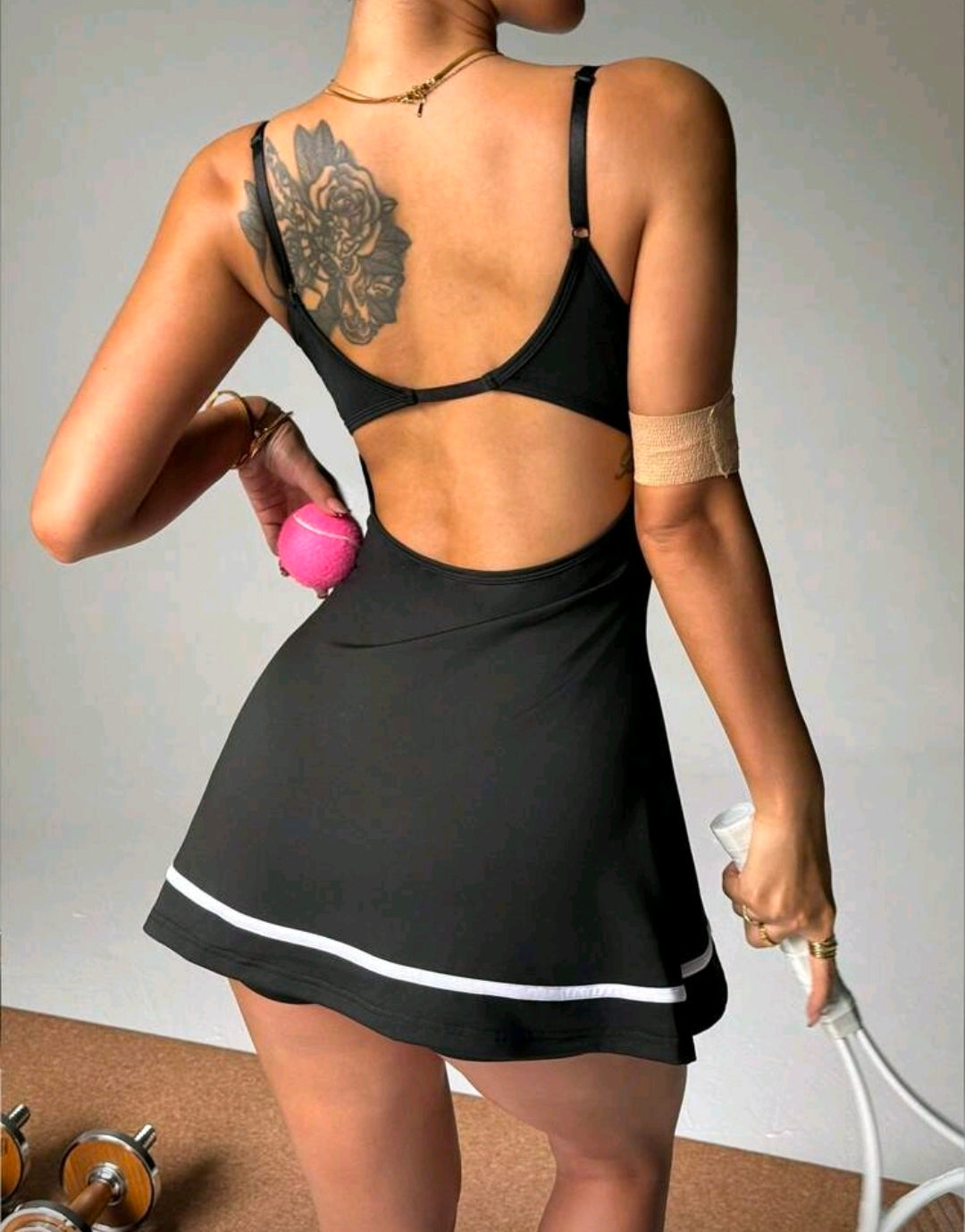 SS138 Enterizo de vestido negro escotado con línea blanca inferior