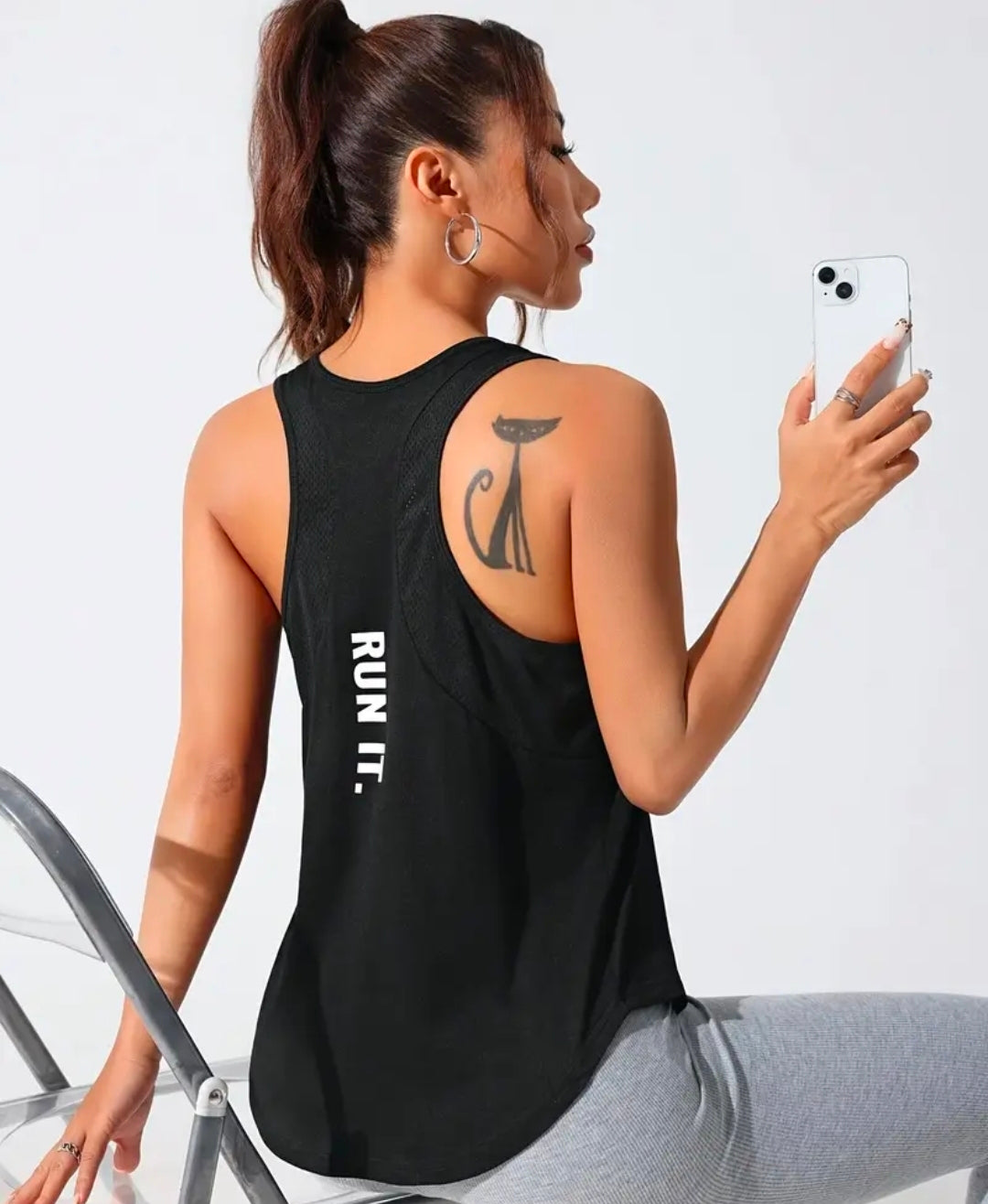 C146 Camisa negro escotada con "RUN IT" detrás