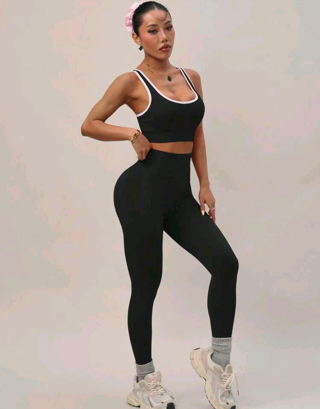 SS142 Conjunto negro sport bra tirantes blancos + legging