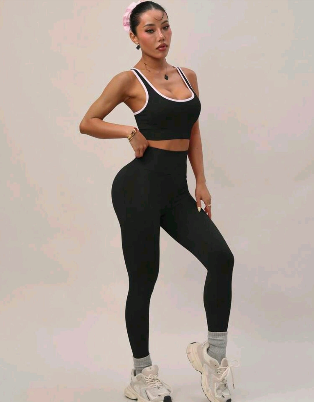 SS142 Conjunto negro sport bra tirantes blancos + legging