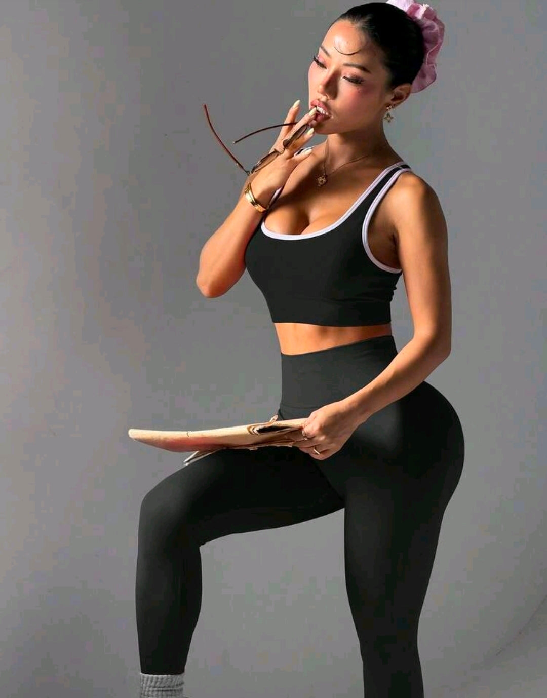 SS142 Conjunto negro sport bra tirantes blancos + legging